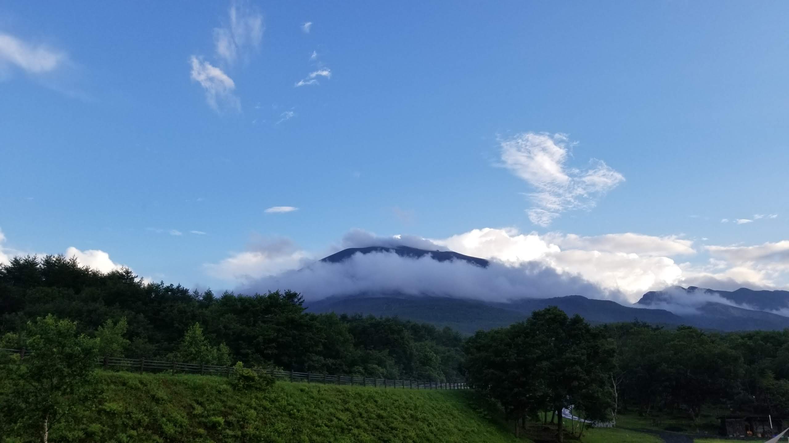 場内から見た浅間山と雲（2019年当時）
