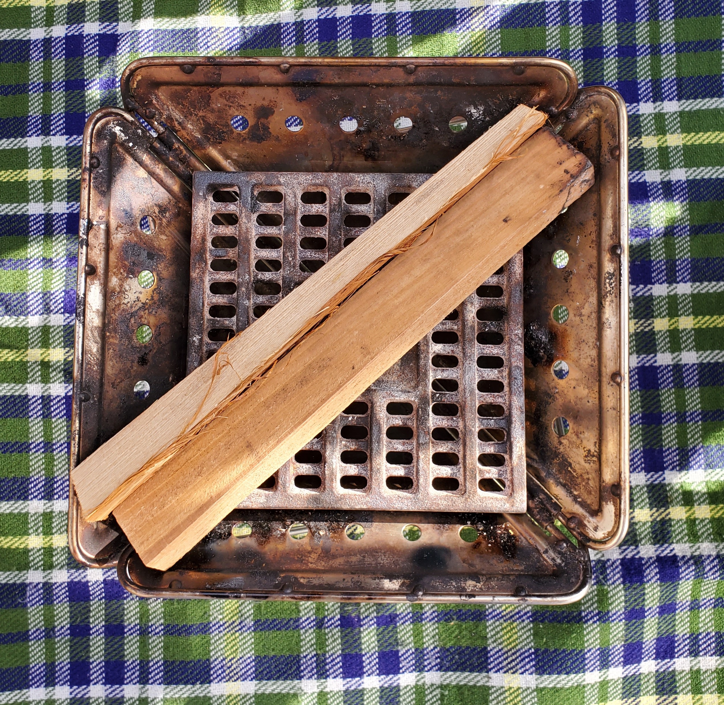 焚火台にくべる前の薪