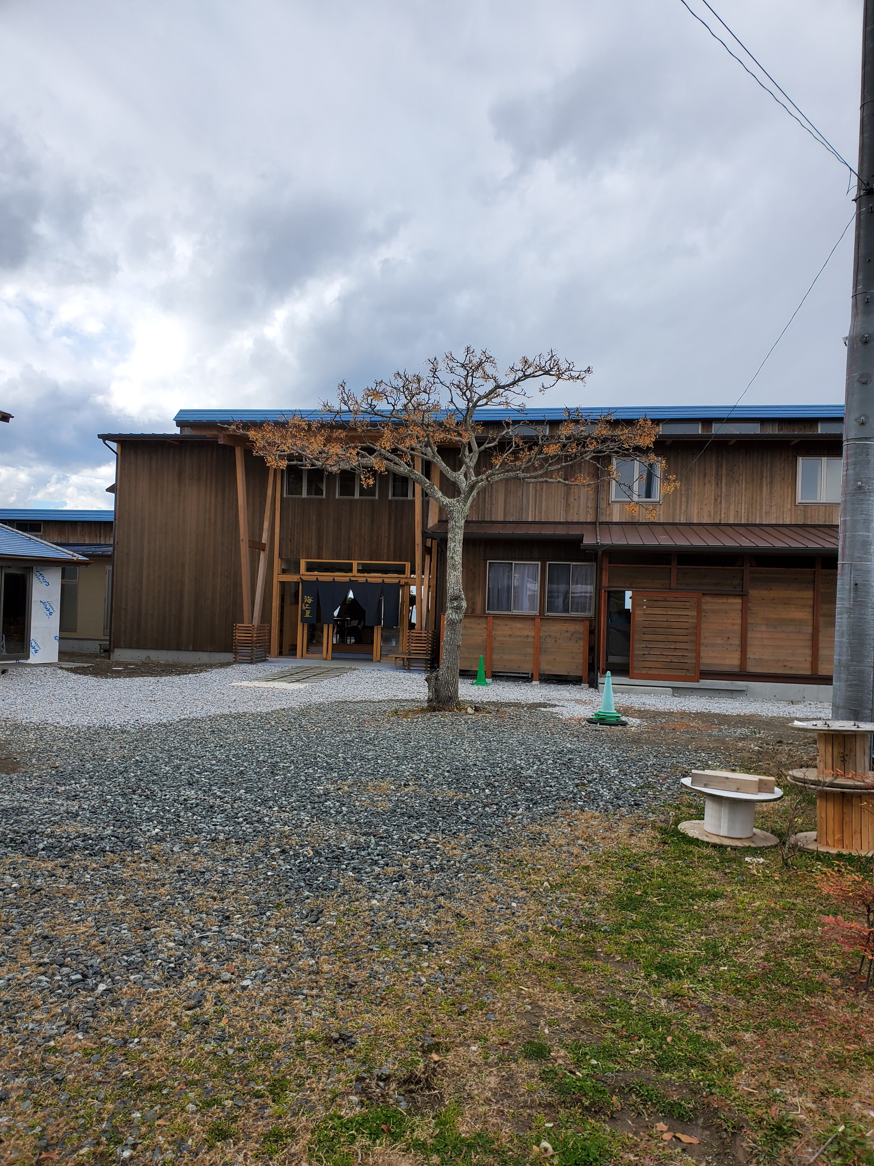 The reception building with the natural hot spring, one minute from the sites