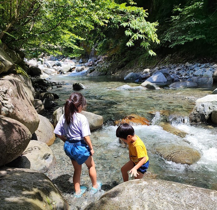 小さい頃、日が暮れるまで川で遊んでいた子供たち
