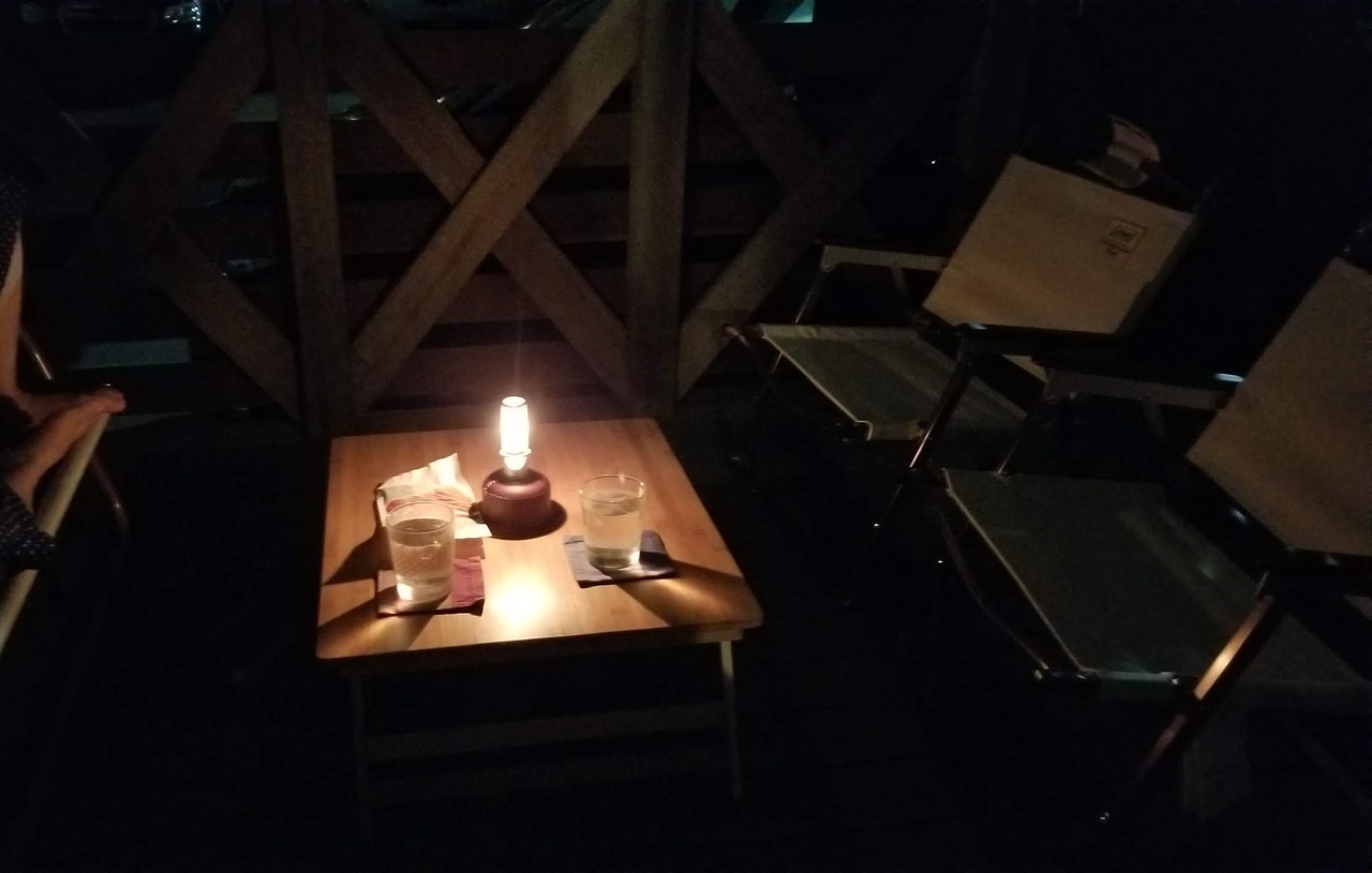 夜のキャンプサイトでノクターンを灯したテーブル
