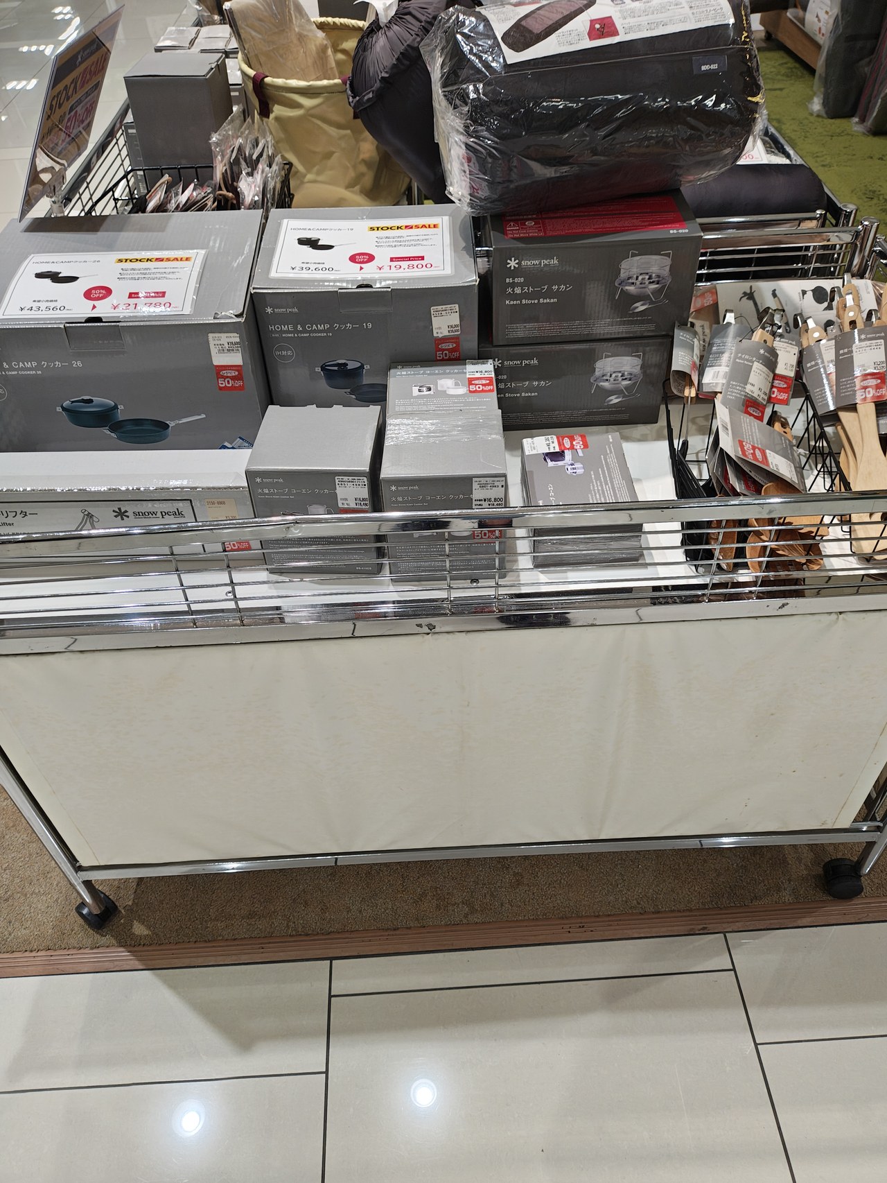 雪峰祭2026 STOCK SALE ワゴンに山積みの在庫処分品