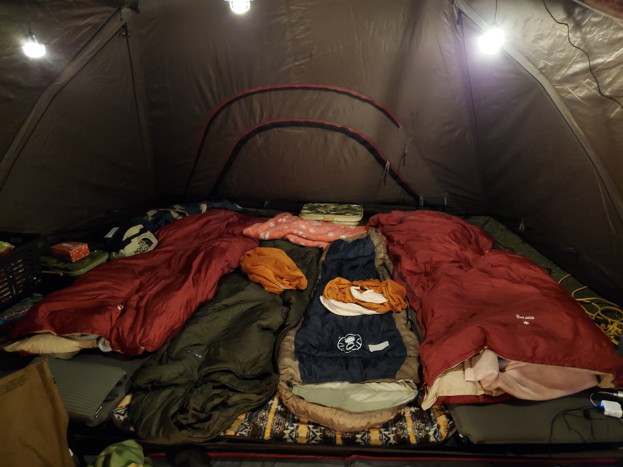 冬キャンプの家族4人の寝床｜大人セパレートオフトン600と子供のマミー型寝袋、下にマット