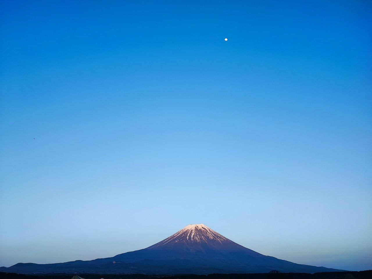 夕暮れのふもとっぱらから見た赤富士