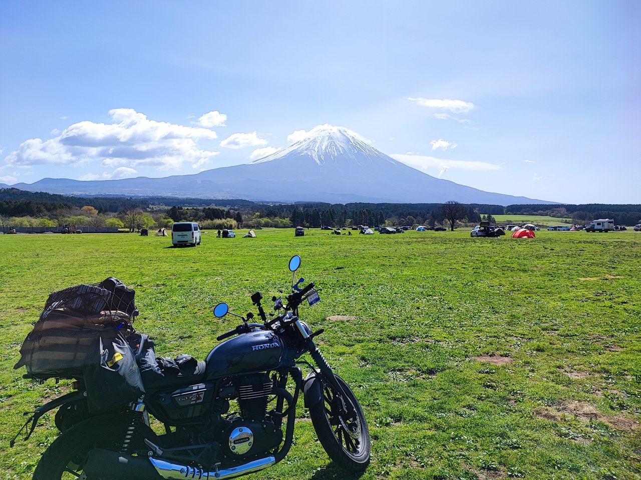 朝のふもとっぱらに到着したGB350Sと富士山