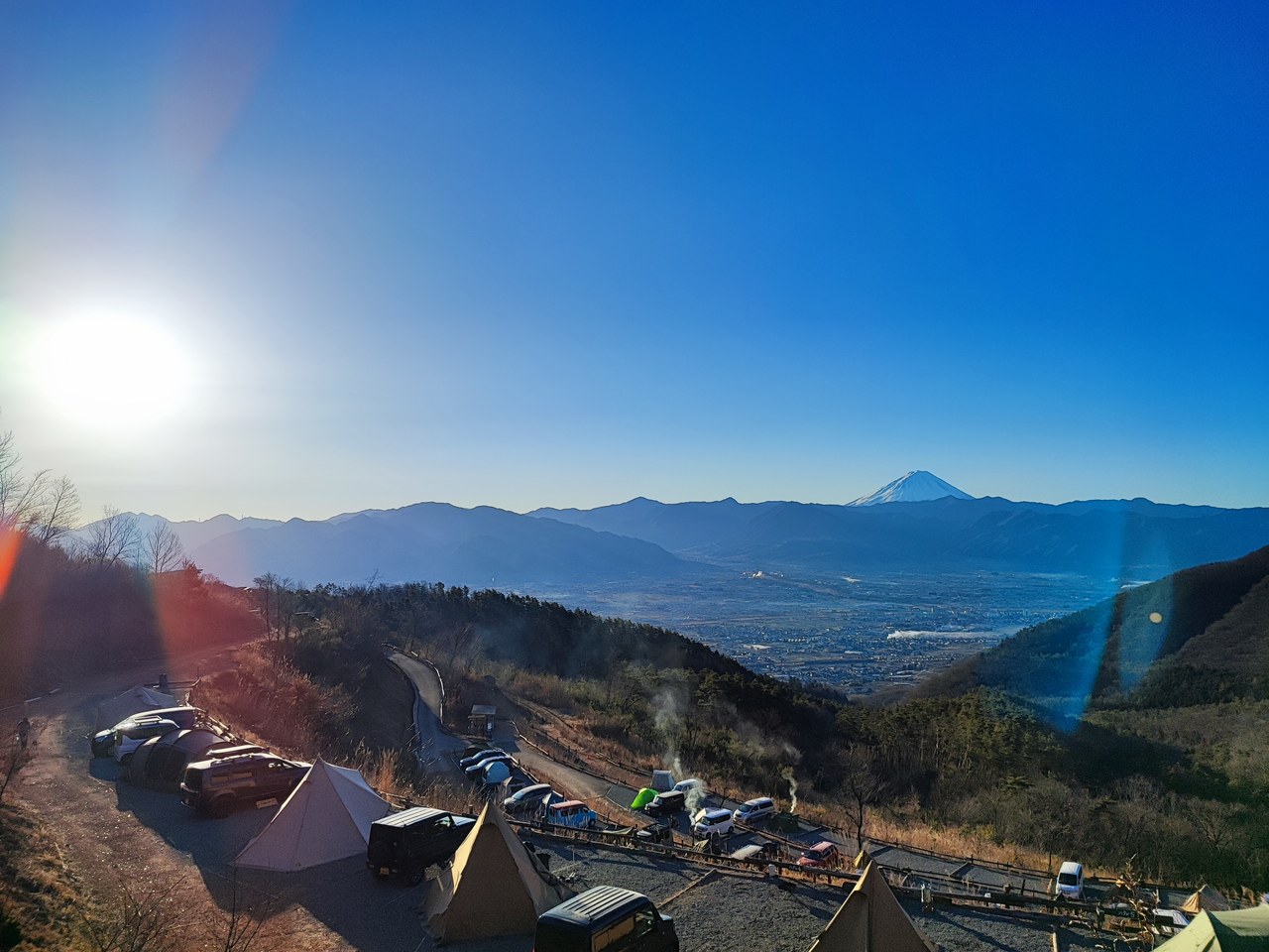 朝風呂帰りに見下ろす場内。空気が澄んだ冬の朝