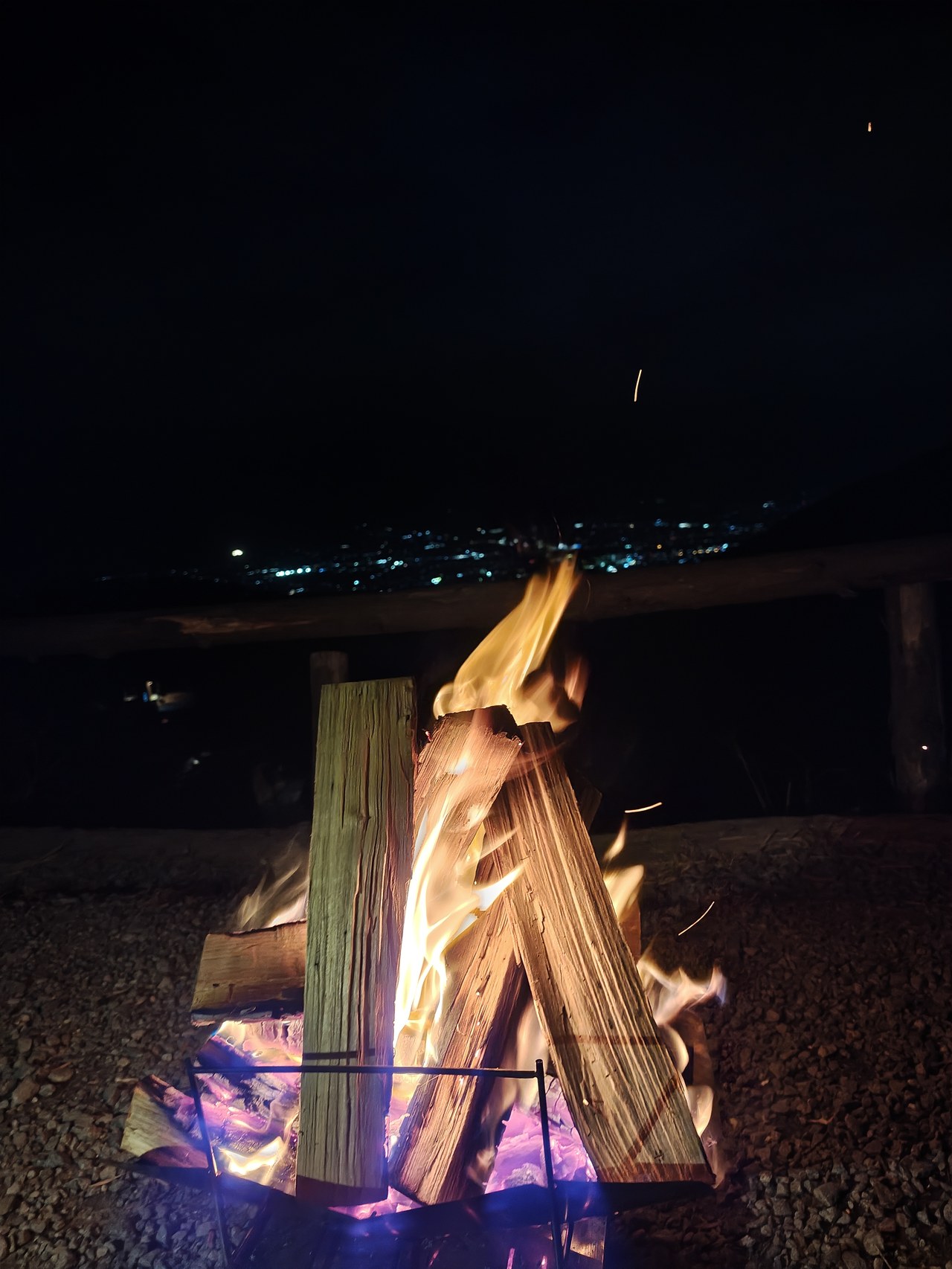 夜の焚き火と甲府盆地の夜景（ほったらかしキャンプ場）