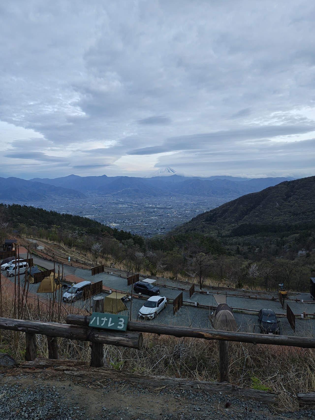 ほったらかしキャンプ場から望む甲府盆地と富士山