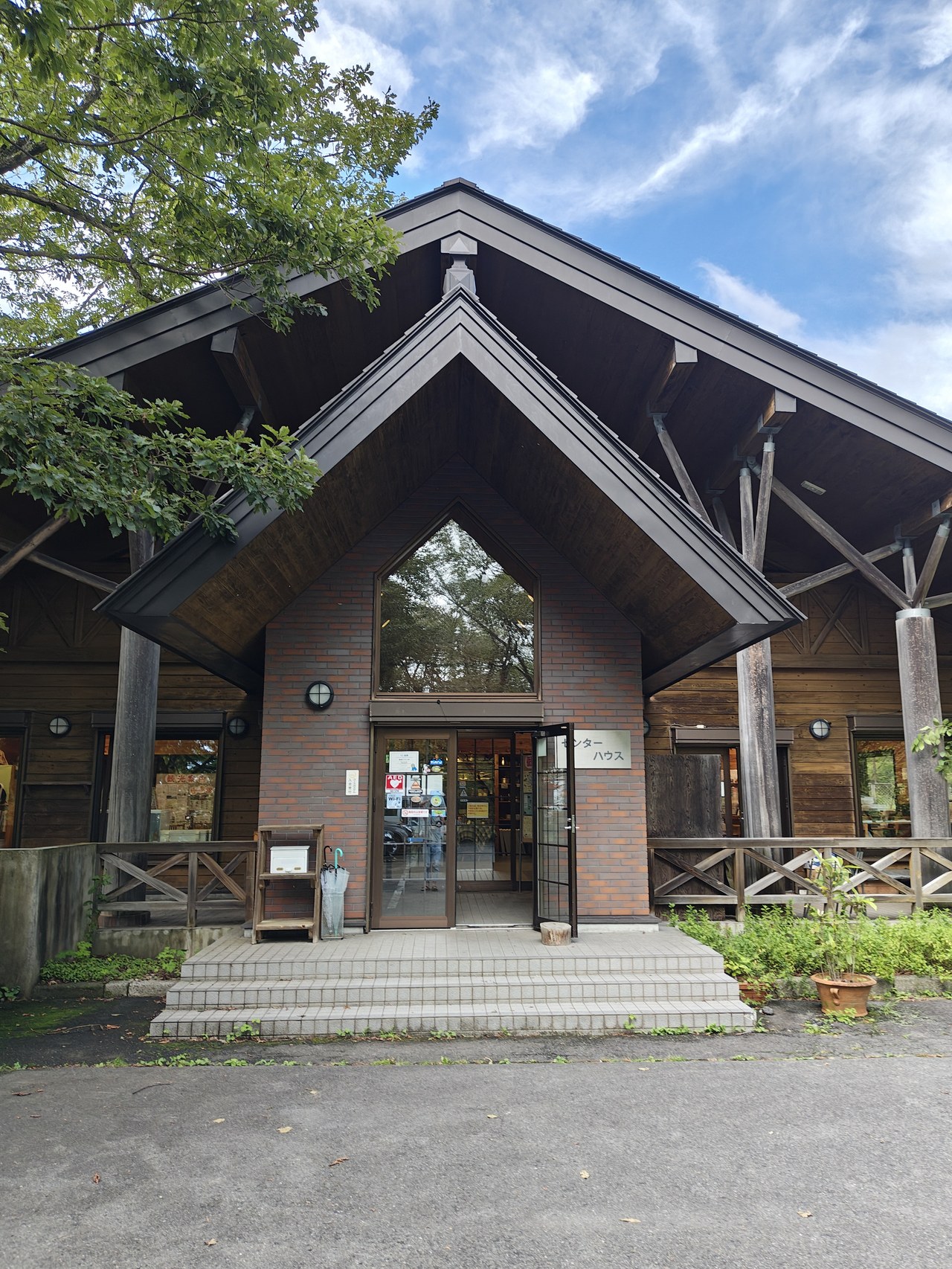 榛名湖オートキャンプ場のセンターハウス外観