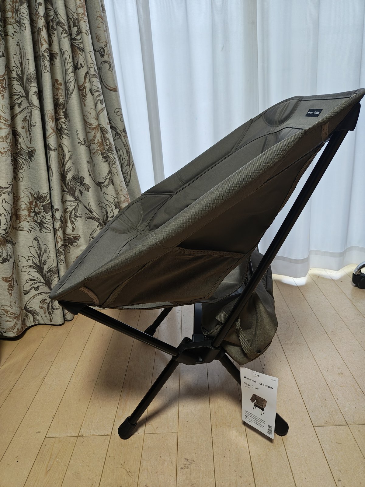 ノガチェアを横から。座面下に収納袋が一体化している