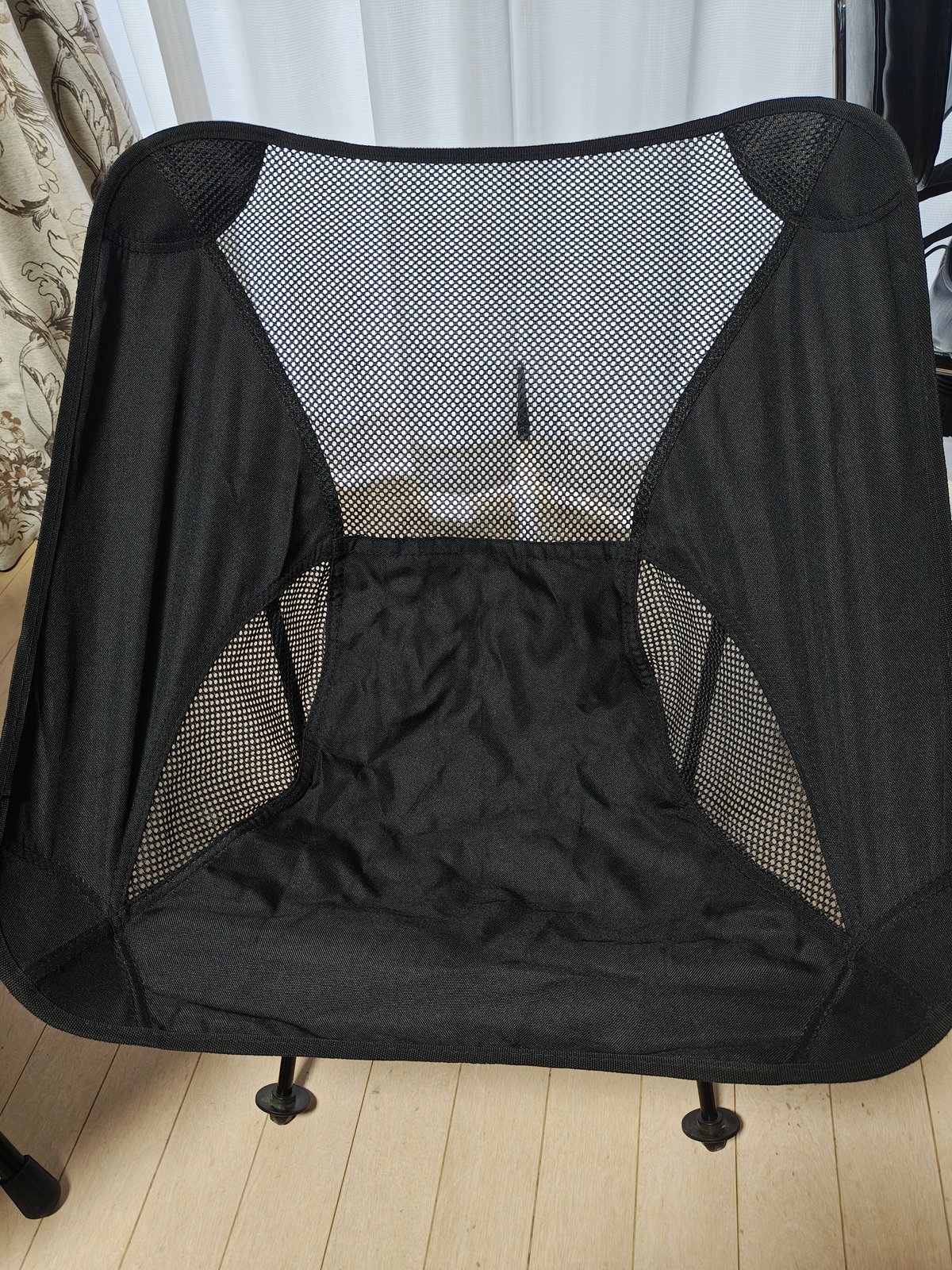 ヘリノックス模倣品の座面。薄手のメッシュ生地